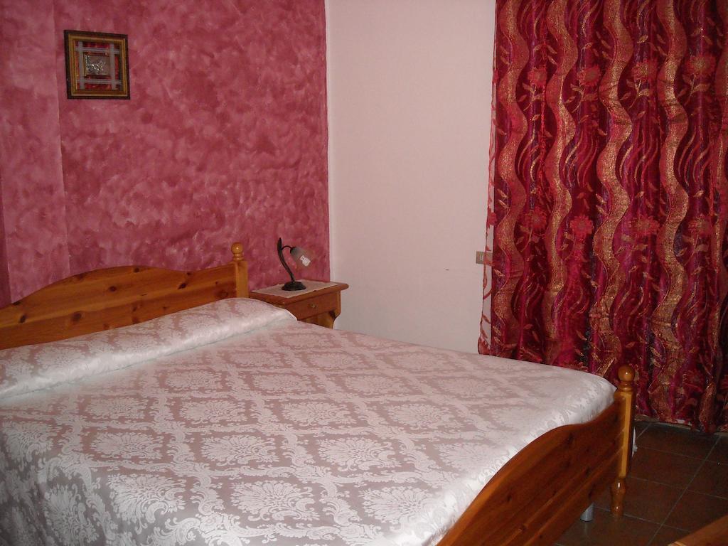 Hotel Il Nido Dell'Aquila Villanova Strisaili Rum bild
